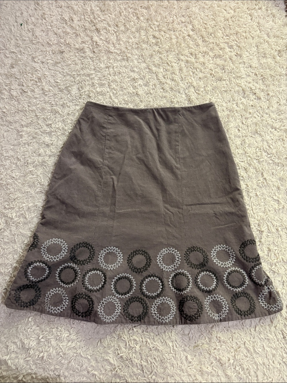 BODEN 8 gray embroidered hem corduroy skirt with  size zipper and vintage vibes